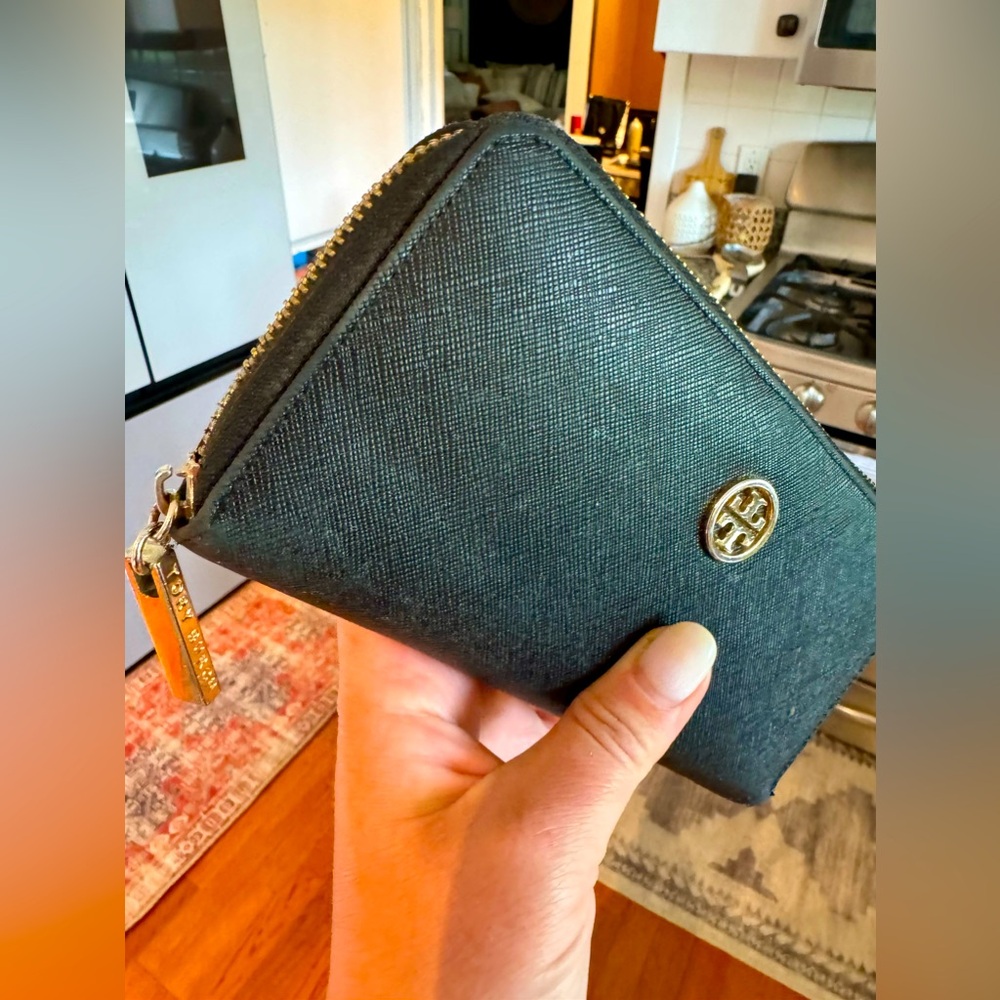 *SOLD ON EBAY!* Run, don’t walk! Black Tory Burch Continental Full Zip Wallet 🖤